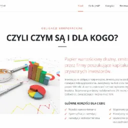 Wykresy finansowe z lupą, długopisem i kolorowymi modelami 3D przedstawiającymi wzrost i strukturę, ilustrujące analizę danych biznesowych i strategię inwestycyjną.