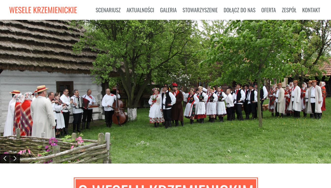 Zespół muzyczny i grupa weselników w tradycyjnych strojach ludowych przed białym domem krytym strzechą, w plenerze.