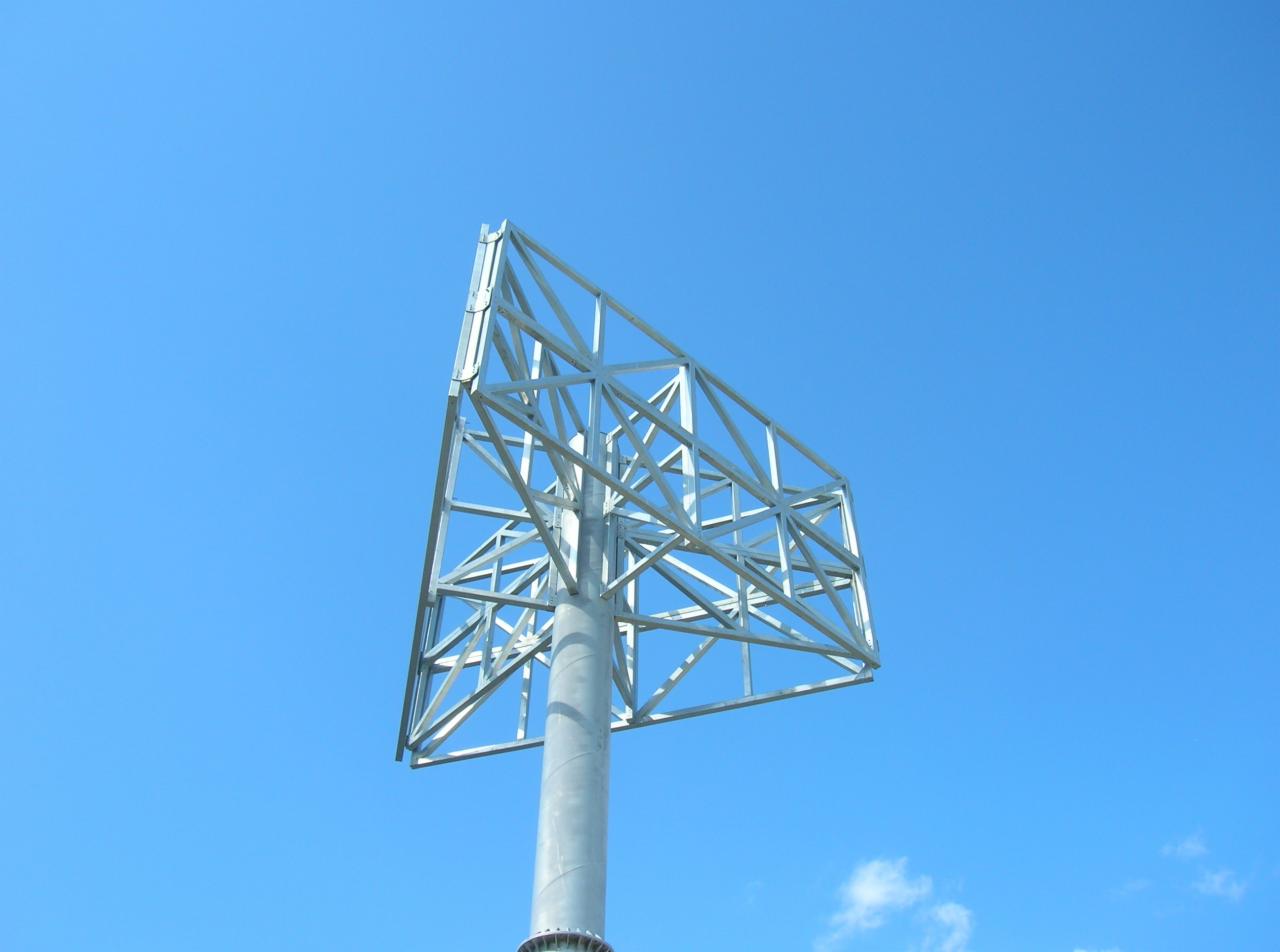 Stalowa konstrukcja nośna pod billboard, widoczna na tle błękitnego nieba, z wyraźnymi spawami i elementami mocującymi.