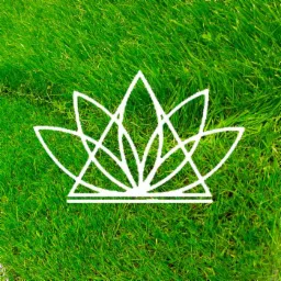 Stylizowany, biały symbol roślinny na tle soczystej, zielonej trawy.