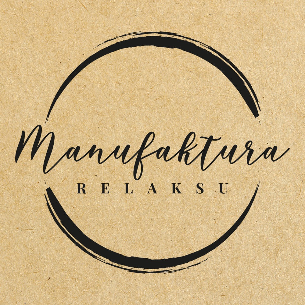 Logo firmy 'Manufaktura Relaksu' w czarnej obwódce na teksturowanym, beżowym tle.