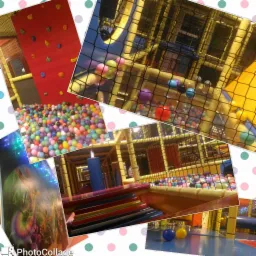 Kolaż zdjęć z sali zabaw dla dzieci: ścianka wspinaczkowa, labirynt z siatki, basen z kolorowymi kulkami i schody.