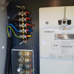 Wykonywanie instalacji elektrycznych i montaż przyłącza elektrycznego