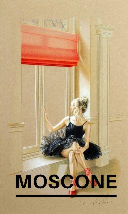 Ilustracja przedstawia baletnicę siedzącą na parapecie okna z czerwoną, zwiniętą zasłoną rzymską. Na dole widoczny napis MOSCONE.