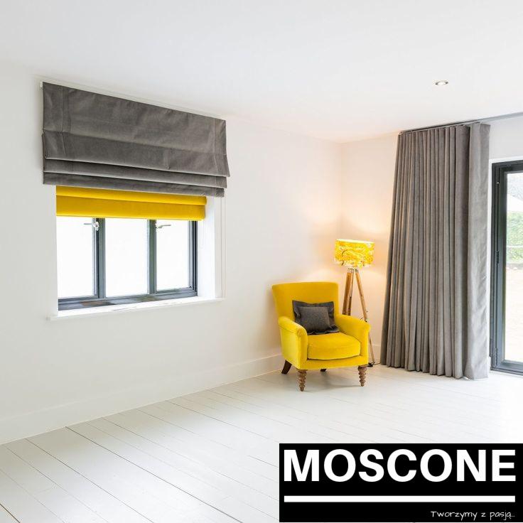 Szaro-żółta aranżacja okienna z szarą zasłoną i żółtym fotelem w jasnym pokoju.