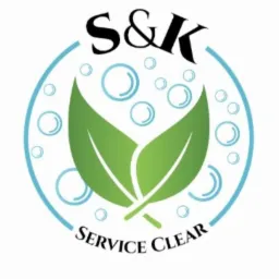 Logo firmy S&K Service Clear z dwoma zielonymi liśćmi wewnątrz niebieskiego okręgu z bąbelkami.