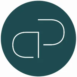 Minimalistyczne logo w kształcie okręgu z białymi stylizowanymi literami 'C' i 'P' na ciemnozielonym tle.