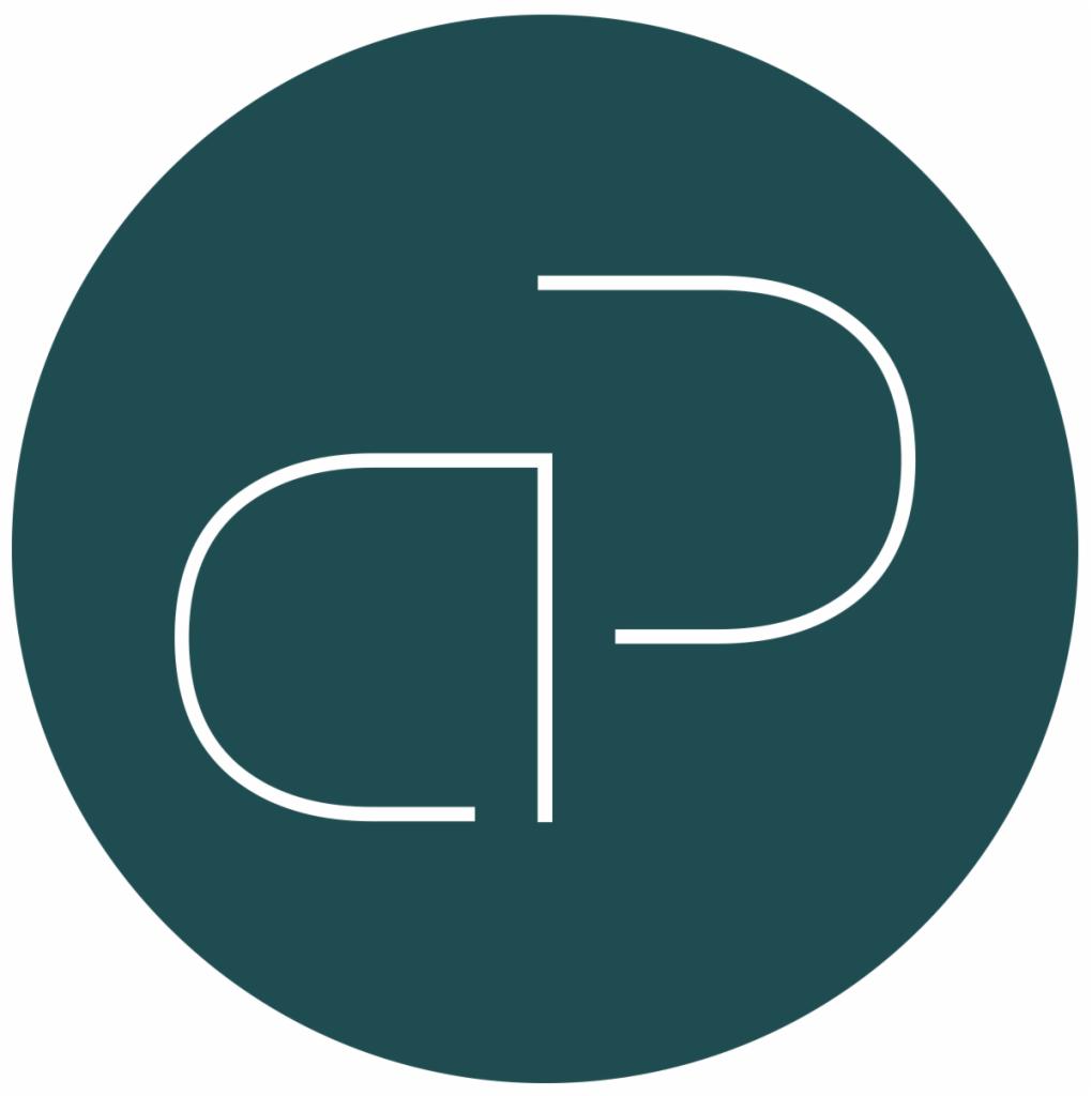 Minimalistyczne logo w kształcie okręgu z białymi stylizowanymi literami 'C' i 'P' na ciemnozielonym tle.