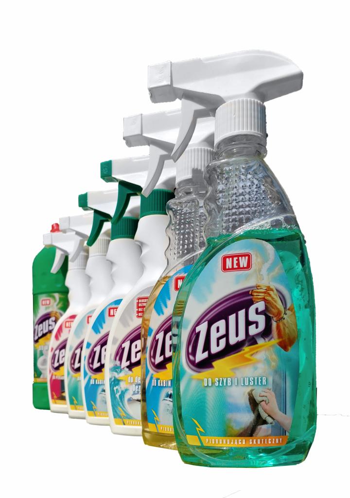 Rząd butelek z rozpylaczem marki Zeus, różnych kolorów i przeznaczonych do różnych powierzchni, oferowanych przez firmę sprzątającą z Warszawy. Widoczny napis 'Piorunująco skuteczny' na etykiecie.