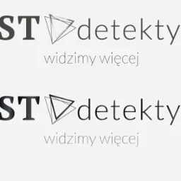 Logo firmy AST Detektywi z hasłem 'widzimy więcej', przedstawione dwukrotnie w pionie, na jasnoszarym tle.