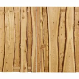 Jasne, pionowe deski z naturalnymi krawędziami, tworzące panel ogrodzeniowy o rustykalnym wyglądzie.