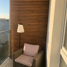 Pergola elewacyjna na balkonie apartamentu