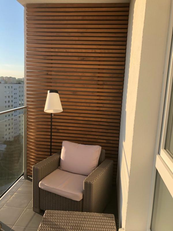 Pergola elewacyjna na balkonie apartamentu