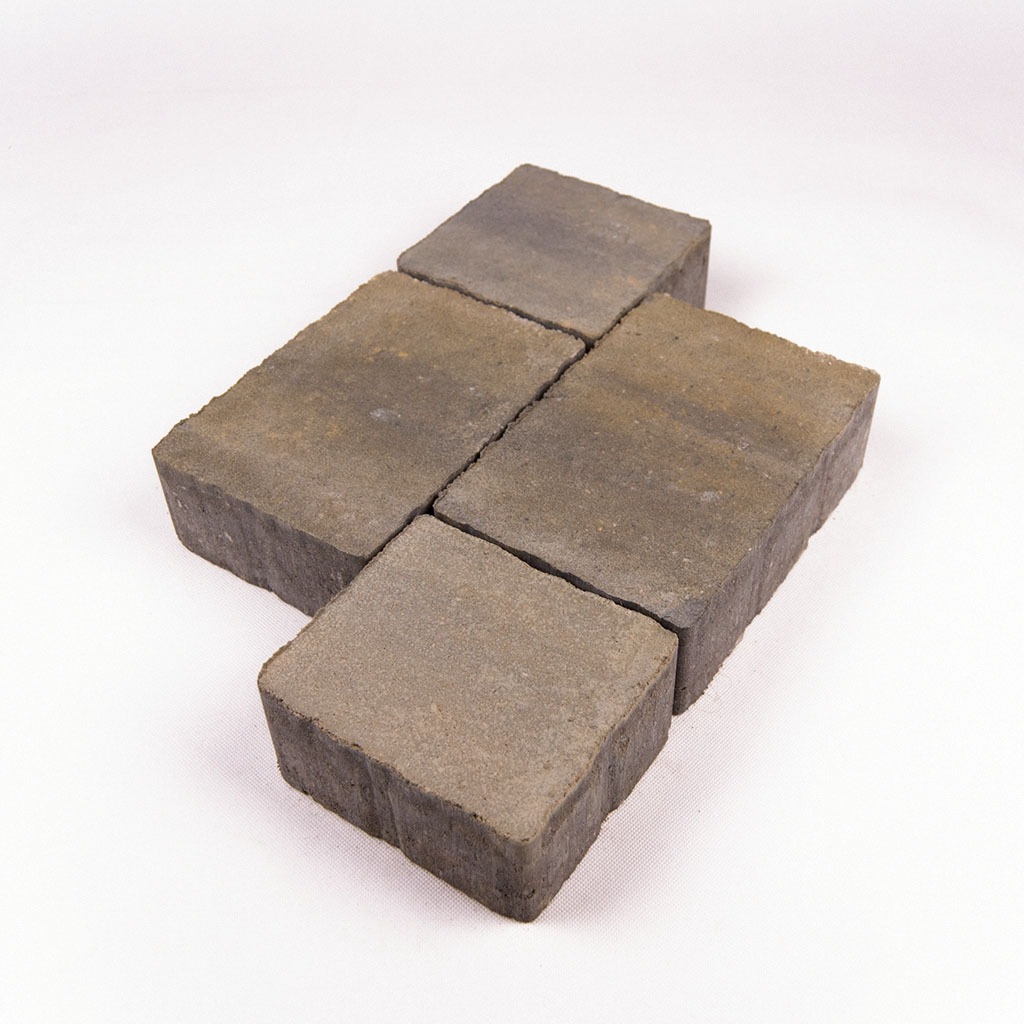 Cztery szare, kwadratowe elementy nawierzchni ułożone na białym tle, prezentujące ich fakturę i kolorystykę.