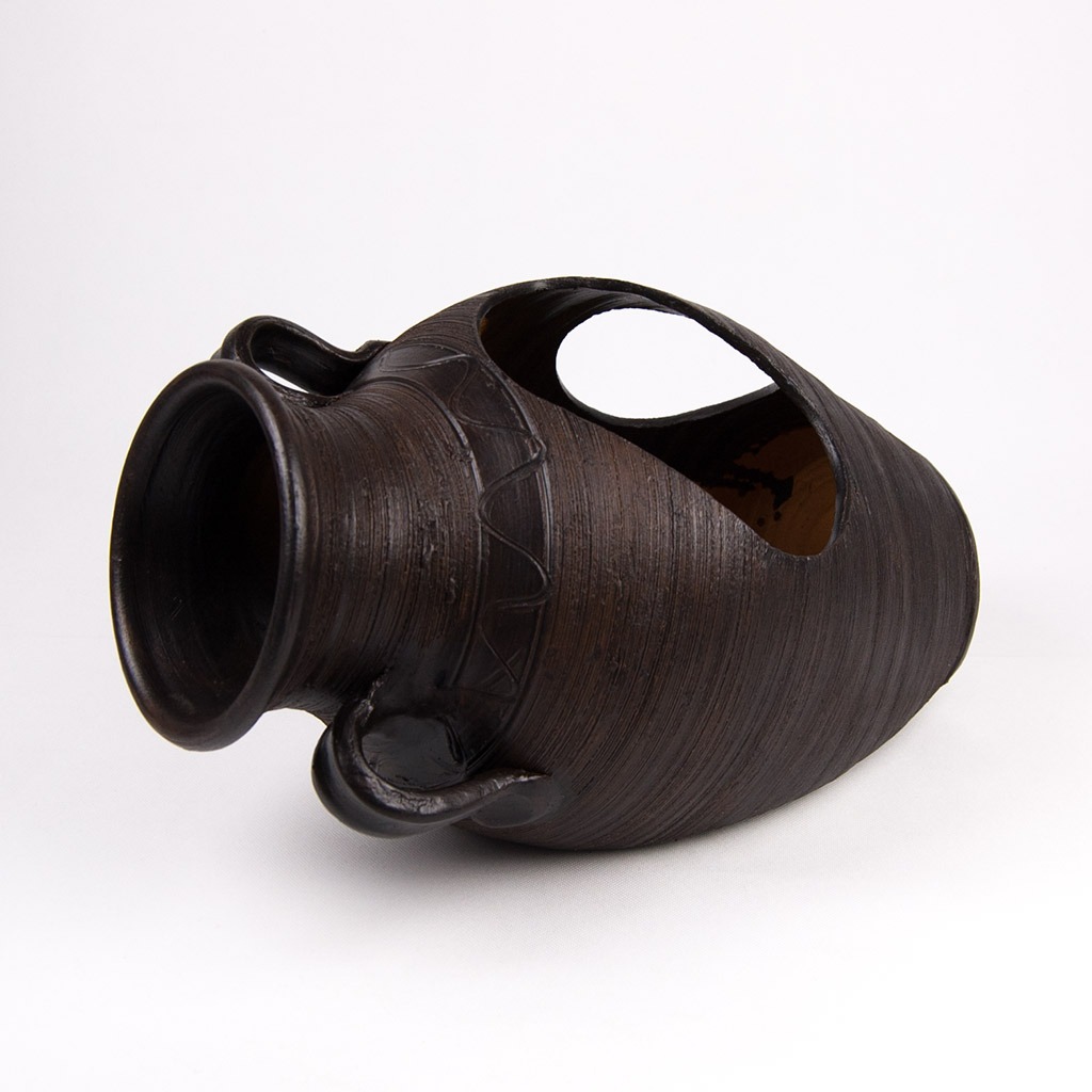 Dekoracyjna, brązowa amfora z uchwytami, z wyraźną fakturą drewna i geometrycznym wzorem, leżąca ukośnie na białym tle.