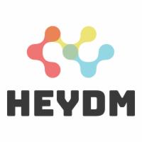 Graficzne logo z kolorowych, połączonych ze sobą okręgów w odcieniach czerwieni, pomarańczy, żółci i błękitu, umieszczone nad napisem 'HEYDM' wykonanym grubą, szarą czcionką.