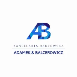 Graficzne logo Kancelarii Radcowskiej Adamek & Balcerowicz, z niebieskim znakiem AB w geometrycznym stylu na białym tle.