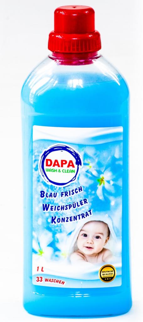 Butelka niebieskiego płynu do płukania tkanin DAPA z czerwonym korkiem, etykieta z motywem kwiatowym i wizerunkiem dziecka w ręczniku.