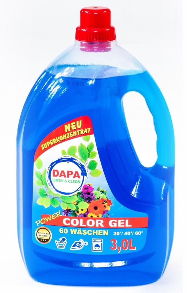 Butelka niebieskiego, skoncentrowanego żelu do prania kolorowych tkanin marki DAPA o pojemności 3 litry, z czerwonym korkiem i etykietą z kwiatowym motywem, na białym tle.