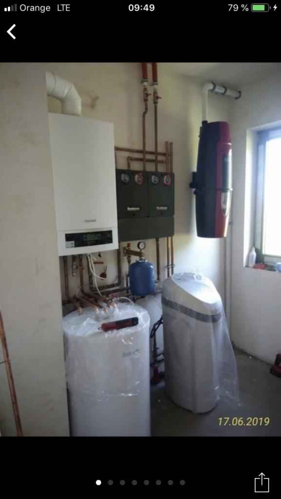 Instalacja kotła grzewczego Buderus z rozdzielaczami i osprzętem hydraulicznym, widoczne elementy zabezpieczone folią ochronną, data na zdjęciu: 17.06.2019.