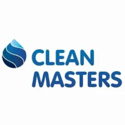 Logo firmy Clean Masters z niebieską kroplą i napisem na białym tle.