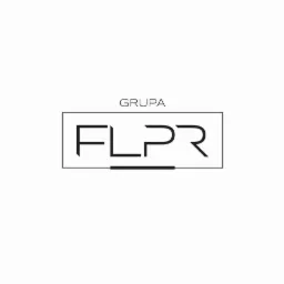 Minimalistyczne czarno-białe logo 'GRUPA FLPR' w prostokątnej ramce z krótkimi liniami pod literami, na jasnym tle.