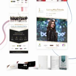 Kolaż materiałów reklamowych Miss Polonia: plakaty, zaproszenia VIP, książka konkursowa, ścianka reklamowa z logo na białym tle, dwa białe krzesła i stolik.