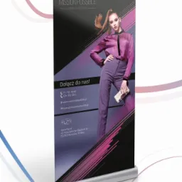 Roll-up reklamowy z wizerunkiem kobiety w fioletowym stroju i hasłem 'Dołącz do nas!', na tle czarno-różowych linii i logo 'Mission Possible'.