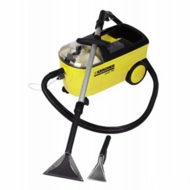 Żółto-czarny odkurzacz piorący Karcher z dwiema różnymi końcówkami do czyszczenia tapicerki, prezentowany na białym tle.