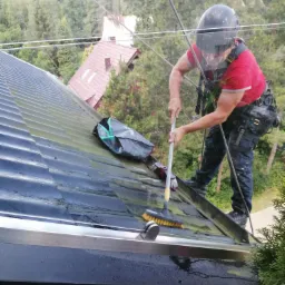 Czyszczenie dachu z glonow i zielonych porostów