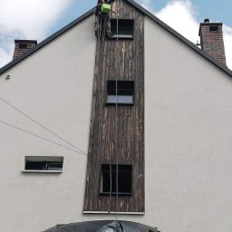Malowanie konstrukcji drewnianych na skośnych dachach metoda alpinistyczna 