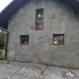 Układanie naturalnego kamienia na elewacji budynku i domku 