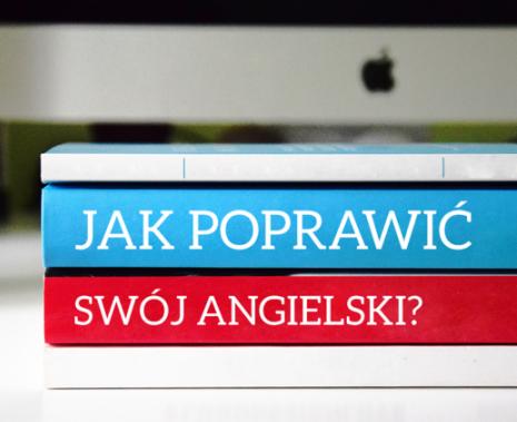 Stos książek z tytułem 'Jak poprawić swój angielski?' na tle komputera Apple.