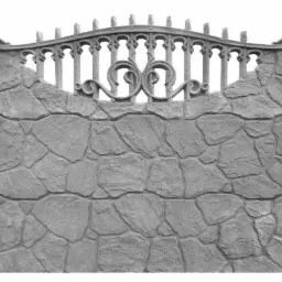Panel ogrodzeniowy z betonu imitującego kamień, z ozdobnym, ażurowym wykończeniem górnym.