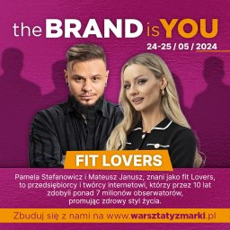 Adam Grad - Plakat warsztatów 'The Brand is YOU' z wizerunkiem Fit Lovers, promujących zdrowy styl życia. Fioletowe tło, data 24-25/05/2024 i adres www.warsztatyzmarki.pl.