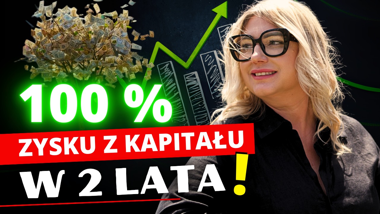 Kobieta w okularach na tle grafiki z drzewem pieniędzy i napisem '100% zysku z kapitału w 2 lata'. Dynamiczna kompozycja, jasne kolory, biznesowy przekaz.
