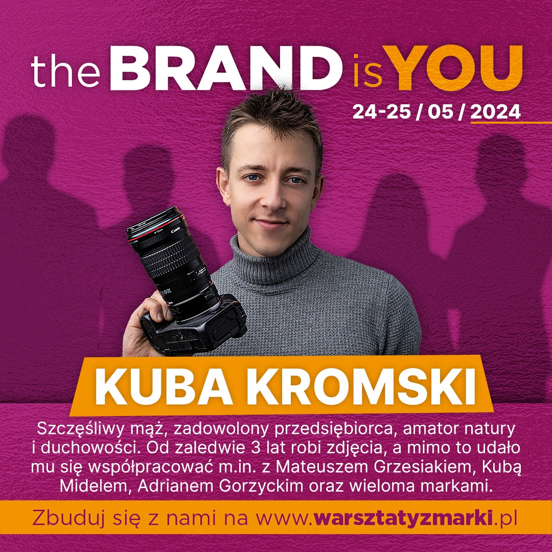 Mężczyzna z aparatem na tle fioletowego plakatu 'the BRAND is YOU' z datą 24-25/05/2024 i imieniem Kuba Kromski. Plakat promuje warsztaty budowania marki.