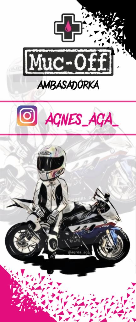 Ilustracja przedstawiająca motocyklistkę w kasku siedzącą na motocyklu BMW, z logiem Muc-Off i napisem 'Ambasadorka AGNES_AGA' oraz ikoną Instagrama, wszystko w stylistyce graficznej.