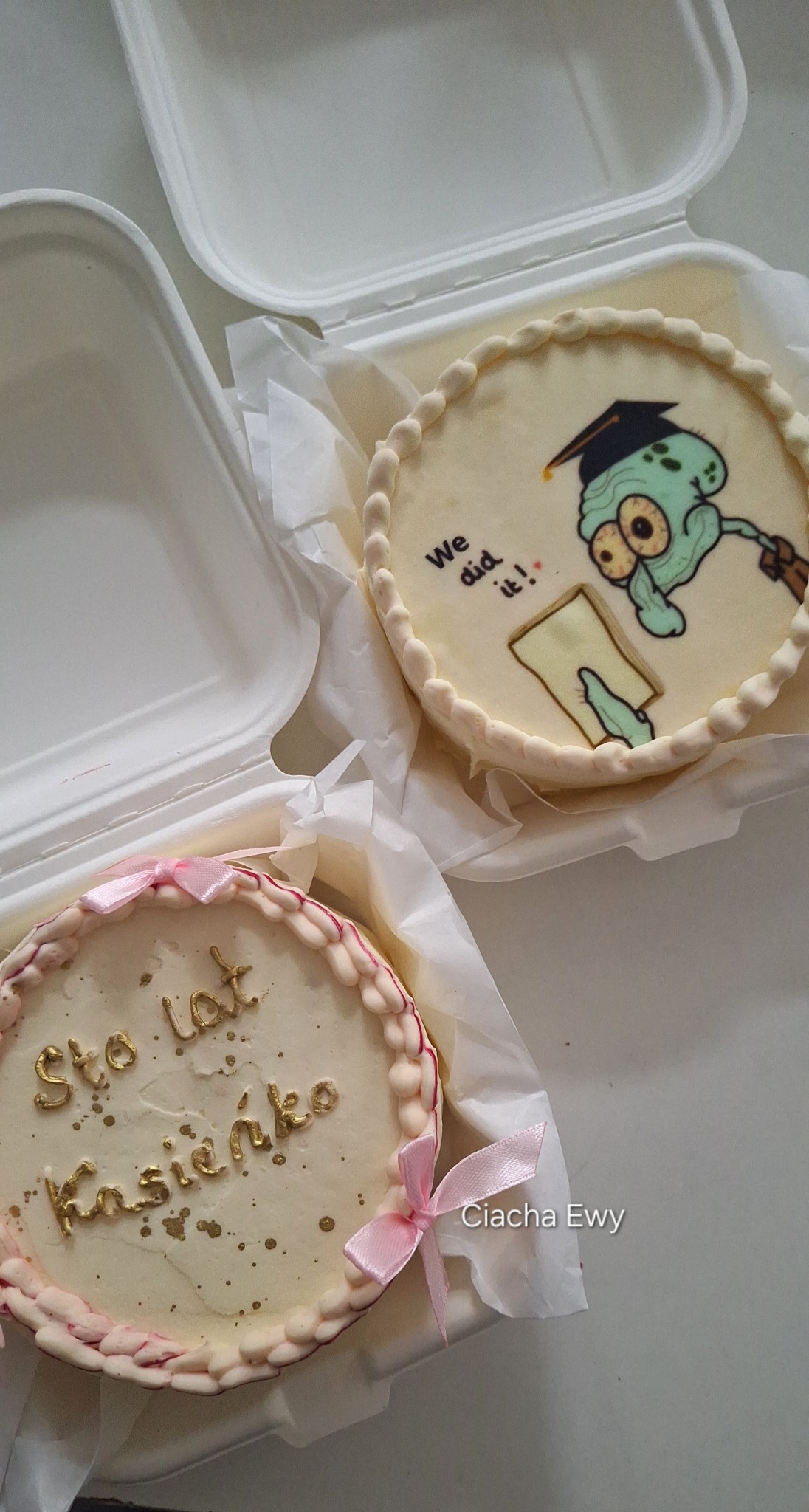 Dwa okrągłe torty w pudełkach: jeden z napisem 'Sto lat Kasieńko' i różową kokardką, drugi z postacią Squidwarda w todze i napisem 'We did it!'.