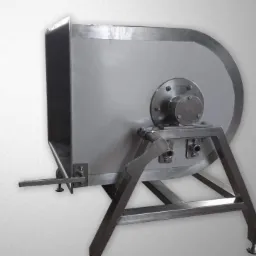 Nierdzewna obudowa wentylatora przemysłowego na metalowej ramie, widoczne elementy mocujące i regulacyjne, na jednolitym szarym tle.