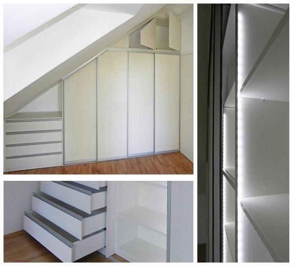 Biała zabudowa garderoby ze skośnym sufitem, przesuwnymi drzwiami, szufladami i oświetleniem LED wewnątrz szafy.