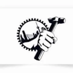 Grafika przedstawiająca dłoń trzymającą młotek na tle zarysu miasta wewnątrz koła zębatego.