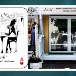Grafika przedstawiająca wejście do biura 'Asik' z logo firmy w formie karty do gry z motywem kobiety pracującej przy biurku.