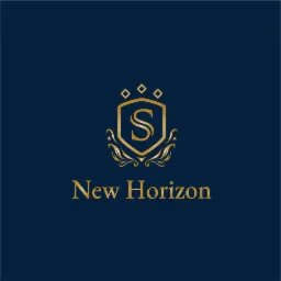 Złote logo 'New Horizon' na granatowym tle. Stylizowana litera 'S' w herbie z ornamentami i trzema diamentami. Elegancki font nazwy firmy.