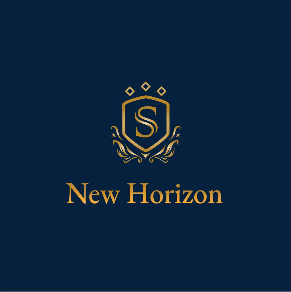 Złote logo firmy New Horizon na granatowym tle, przedstawiające literę S w ozdobnej tarczy.