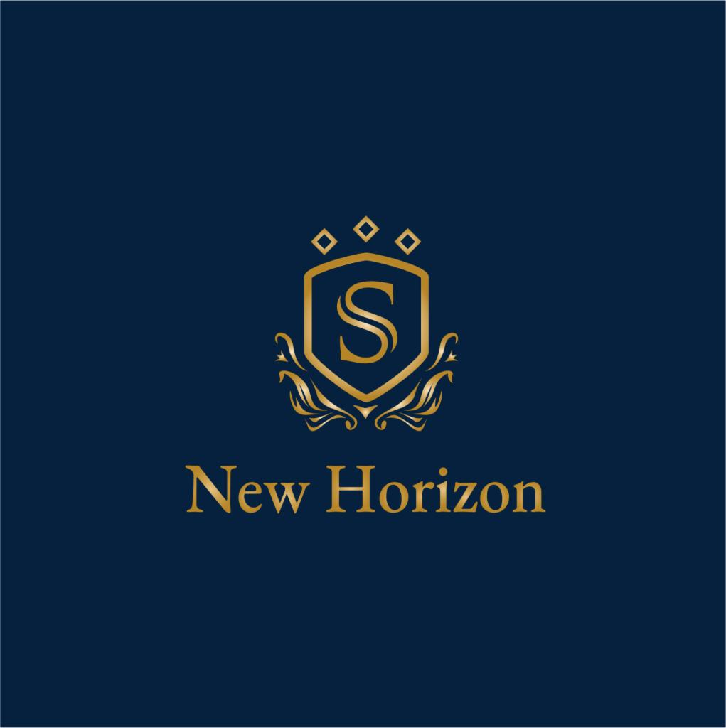Złote logo 'New Horizon' na granatowym tle. Stylizowana litera 'S' w herbie z ornamentami i trzema diamentami. Elegancki font nazwy firmy.