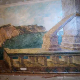 Mural na ścianie przedstawiający krajobraz morski z architekturą w stylu antycznym, wykonany techniką imitującą marmur, z widocznymi pęknięciami i niedoskonałościami dodającymi charakteru.