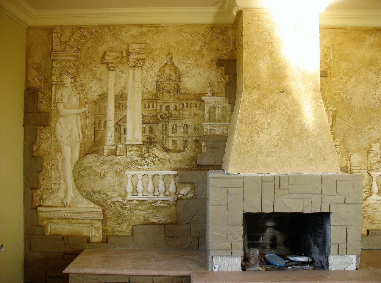 Dekoracyjna ściana z trójwymiarowym malowidłem przedstawiającym antyczny krajobraz z kolumnami, budynkami i postacią kobiety, po prawej stronie kominek z kamienia.