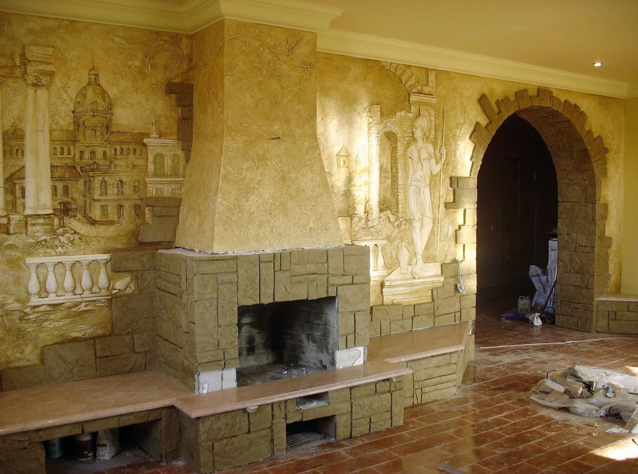 Wykończony kominek z kamienia i dekoracyjna ściana z płaskorzeźbami w stylu antycznym, imitujące rzymskie budowle i posąg, wykonane w Gliwicach.