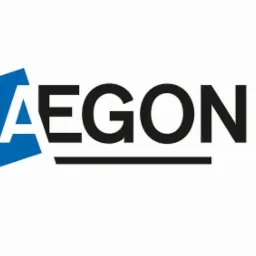 Logo firmy AEGON z niebieskim elementem graficznym po lewej stronie i czarnym napisem AEGON po prawej stronie, umieszczone na białym tle.